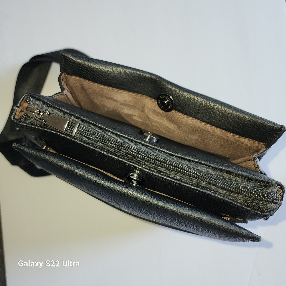 A R New York Women's Black Leather Multi Compartment Messenger-Style Crossbody - Picture 6 of 8